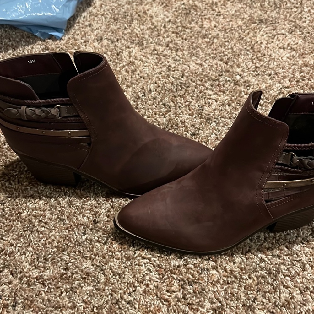 Maurices woman’s size 10 maroon booties